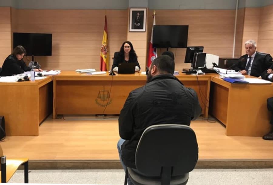 Una médico forense especializada en psiquiatría informa sobre una ortodoncia, reconociendo que carece de esa especialidad