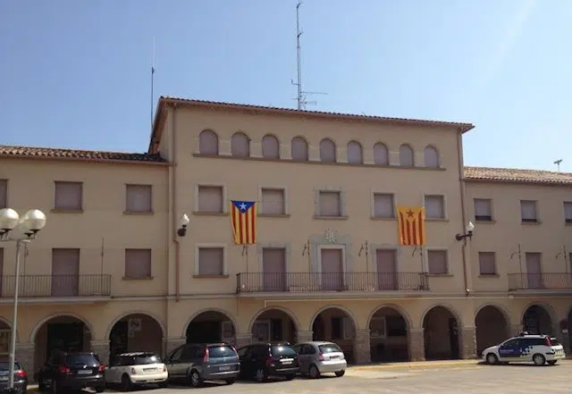 Absueltos los acusados de arrancar una pancarta independentista de la fachada del ayuntamiento barcelonés de Navas