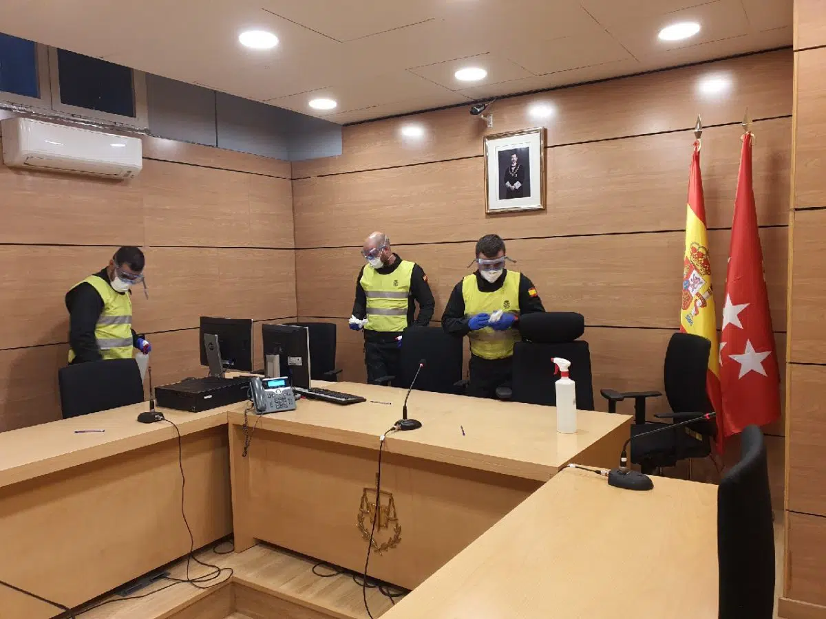 Efectivos de la UME realizan labores de desinfección en los juzgados de Plaza de Castilla y otras sedes