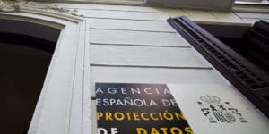 La AEPD multa a Quirón Prevención con 50.000 euros: no anonimizó los datos de un informe de hostigamiento laboral