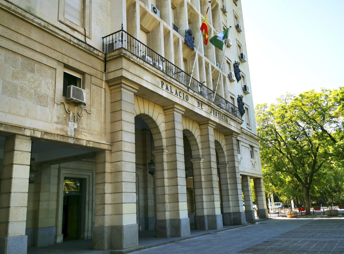 El Colegio Nacional de Letrados Judiciales valida la actuación del LAJ de Sevilla que no graba los juicios con jurado, como ordena la Ley