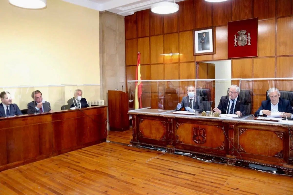 La sala de juicios de la Audiencia Provincial de Jaén equipada con mamparas al estilo alemán