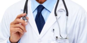 Querella contra la vicepresidenta del CGCOM. En la foto un médico.