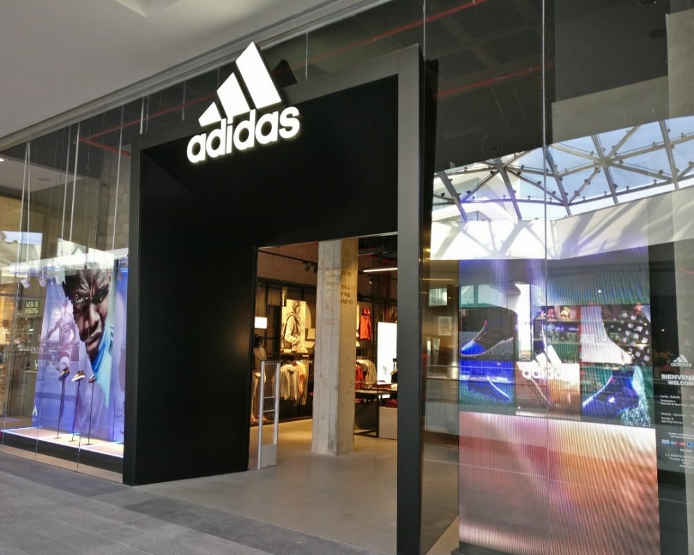 Suspenden las garantías una franquicia de Adidas por el mediante la sic stantibus" - Confilegal