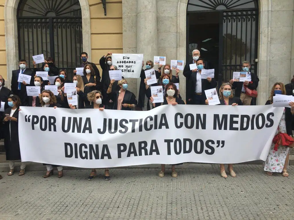 Abogados y procuradores de Sevilla y Cádiz se manifiestan por la reactivación plena de la actividad judicial y el acceso a los edificios judiciales