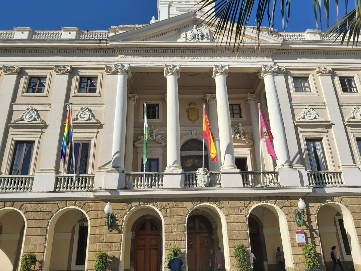 La juez ordena al Ayuntamiento de Cádiz retirar la bandera LGTBI de la fachada