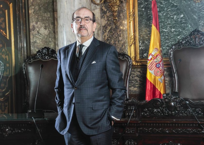 Javier Borrego, abogado y magistrado emérito, habla de la "sentencia-no sentencia" sobre el derecho a la vida de los enfermeros de Jaén.