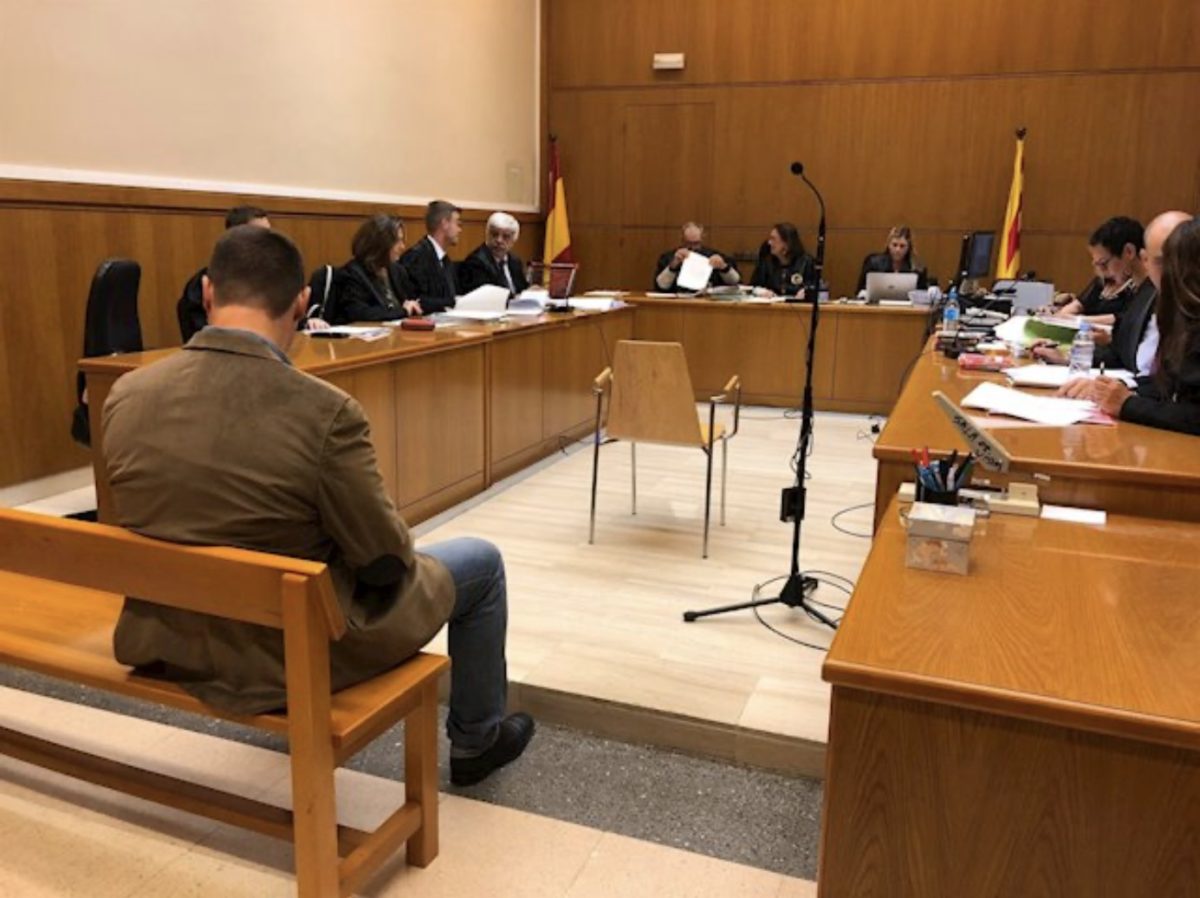 El TS confirma un año de cárcel y de suspensión de funciones para un ‘mosso’ que grabó a 17 compañeras mientras se cambiaban de ropa