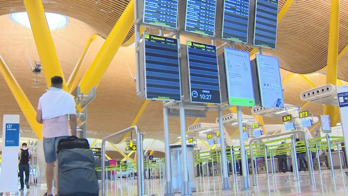 Facua denuncia a Vueling por cobrar por llevar equipaje de mano en cabina