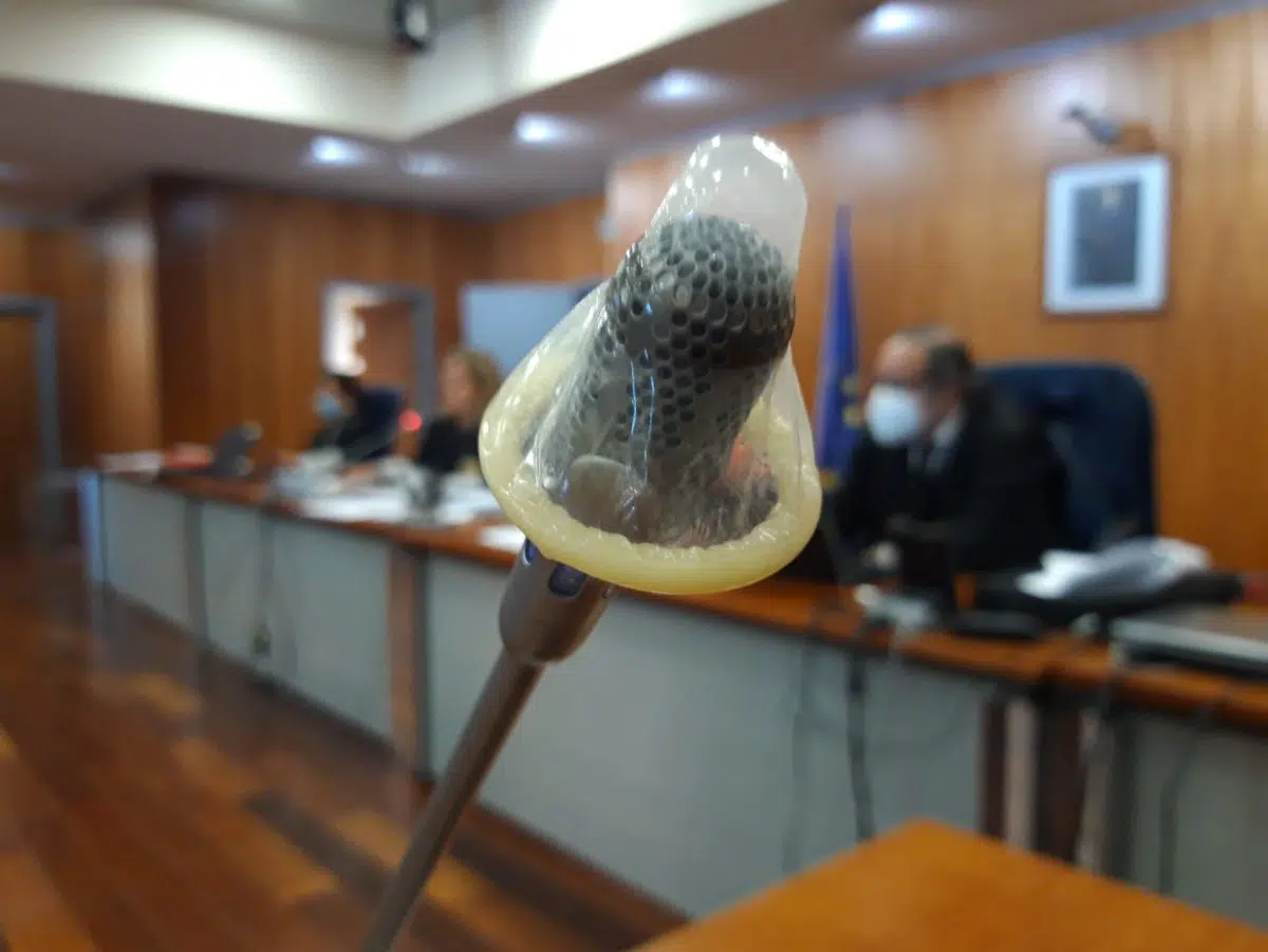 Se mofan de un fiscal colocando un preservativo en su micrófono aprovechando el receso de un juicio sobre prostitución
