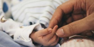 Un juzgado reconoce el derecho de una madre de una familia monoparental a acumular las prestaciones por nacimiento y cuidado de menor reconocidas a los dos progenitores