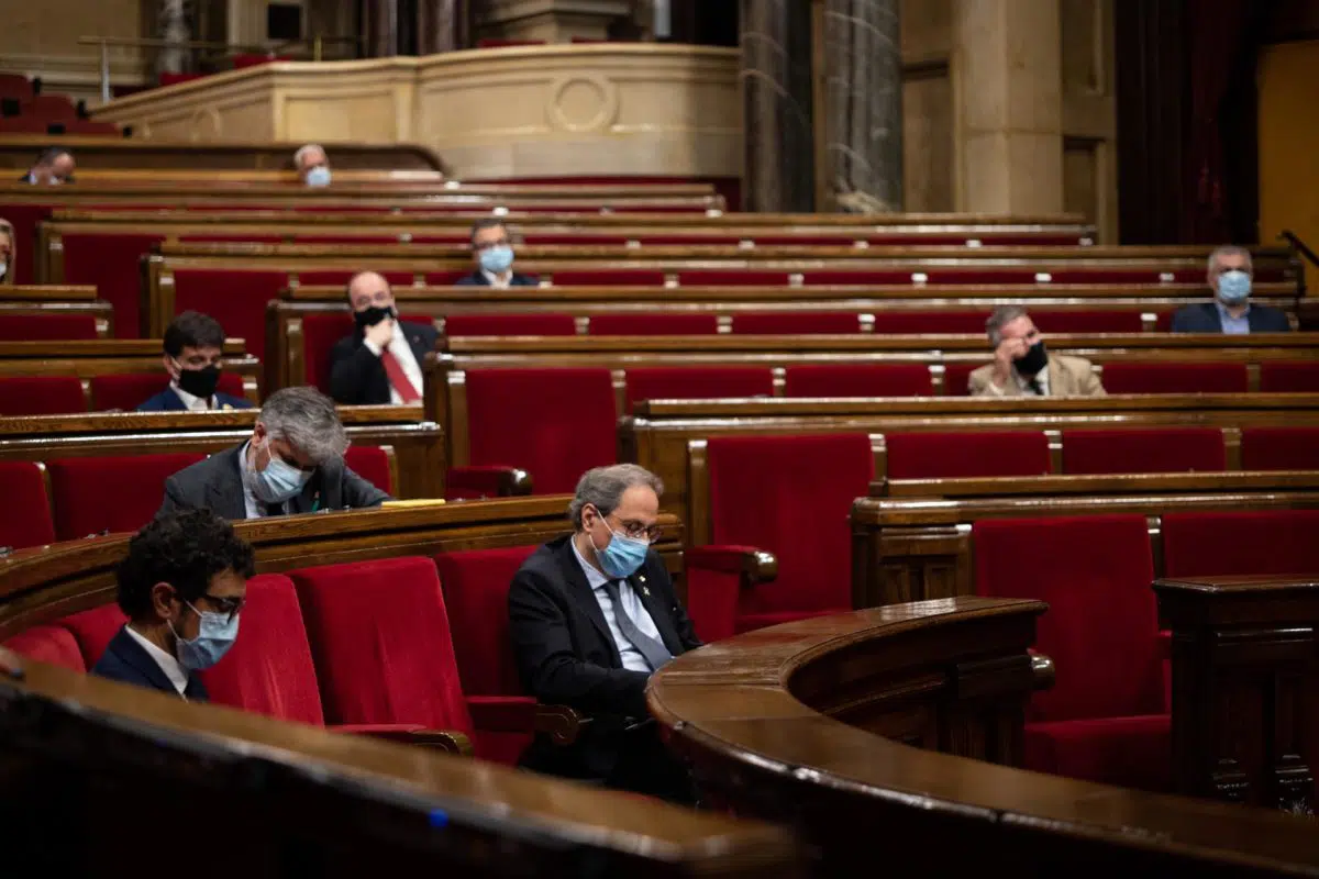 La mayoría separatista del «Parlament» vota que Cataluña es republicana y que no reconoce al Rey: El Constitucional deberá pronunciarse