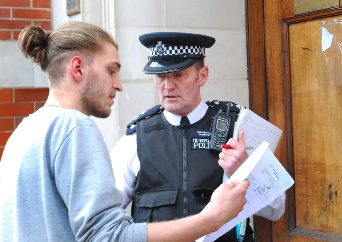 En Inglaterra la Policía puede desalojar, sin orden judicial, a los okupas, que pueden ser condenados a penas de cárcel