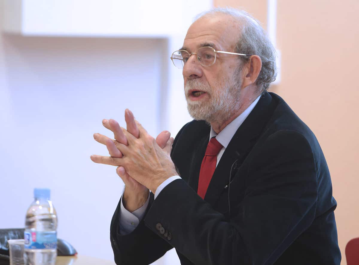 La baja del magistrado del TC acusado de malos tratos: ¿Una maniobra dilatoria para retrasar su juicio?