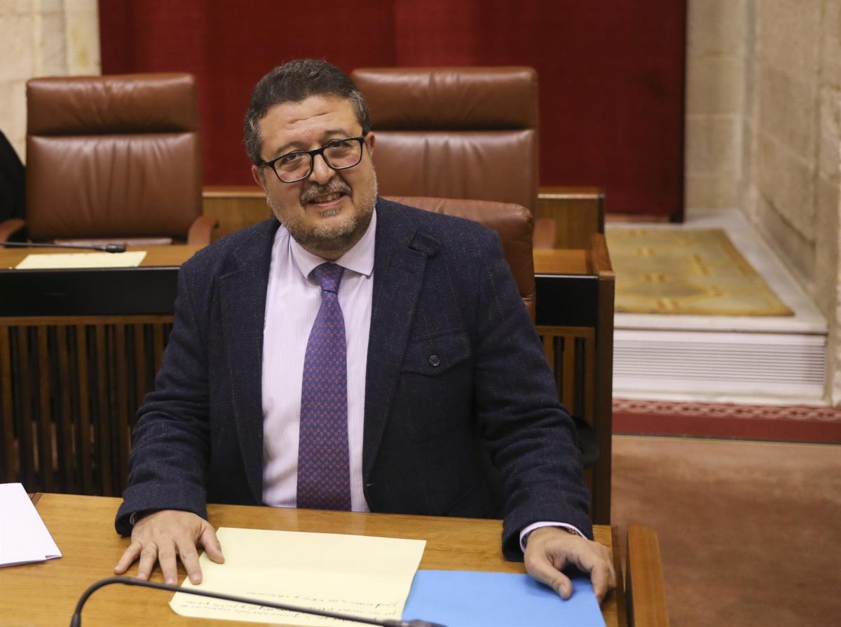 Francisco Serrano deja su escaño en el Parlamento andaluz, abandona la política y regresa a su despacho profesional