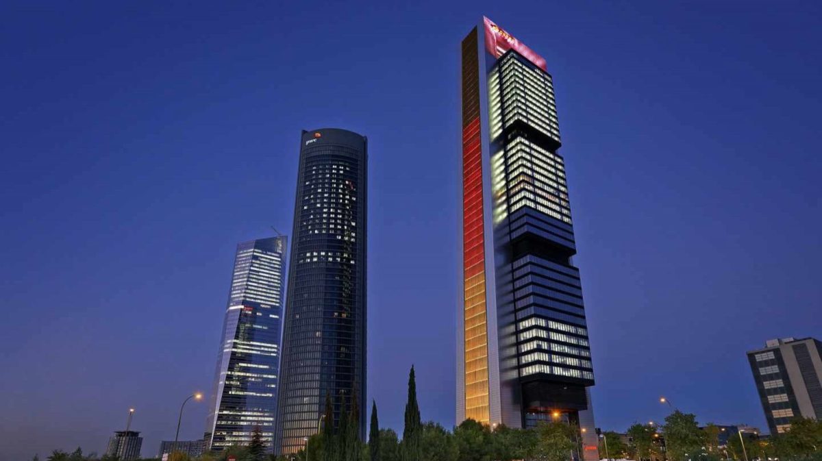 Pérez-Llorca firmó préstamos por 5 millones de euros para ampliar oficinas en la Torre Cepsa