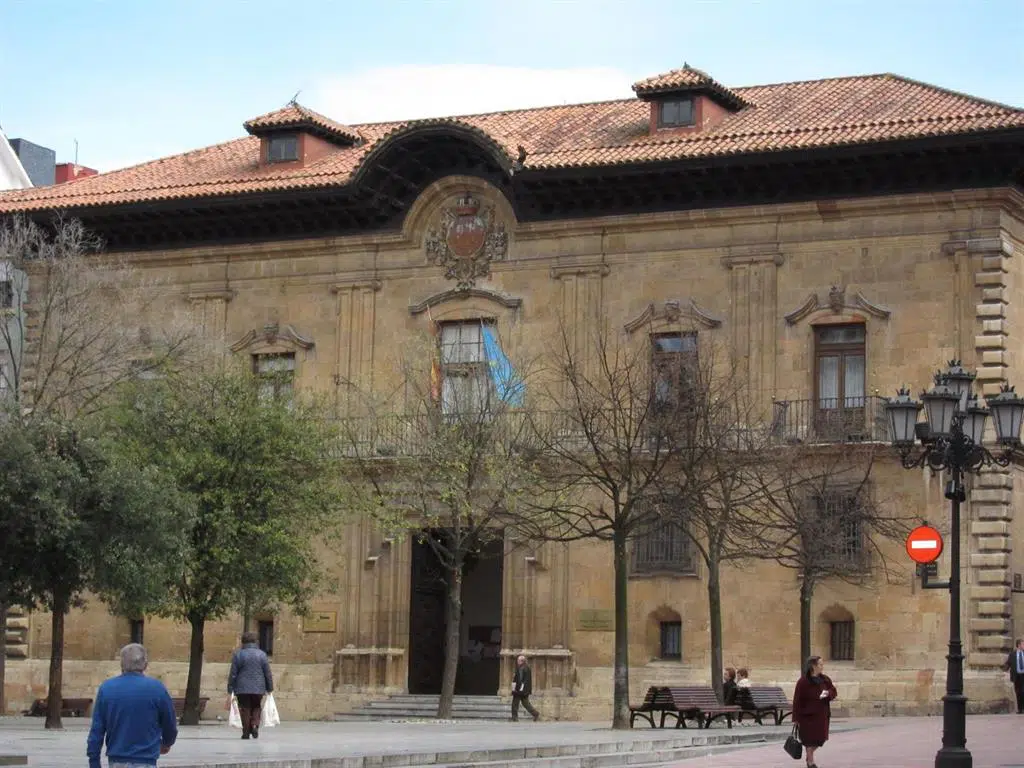 La Sala de Gobierno del TSJ de Asturias considera causa de suspensión de una vista que el abogado tenga que cuidar a un familiar con COVID-19