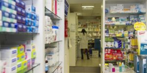 La AEPD multa con 10.000 euros a una farmacia por tirar a la basura documentación rota a mano con datos de salud