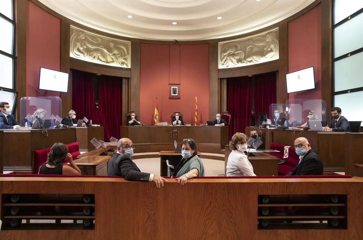 El TSJCat condena a cuatro exmiembros de la Mesa del Parlamento catalán a 20 meses de inhabilitación por desobediencia