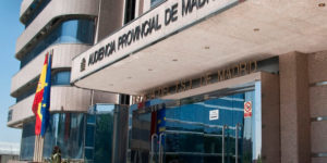 La Fiscalía pide 2 años de cárcel a dos policías locales por golpear al único joven de raza negra que había entre los asaltantes