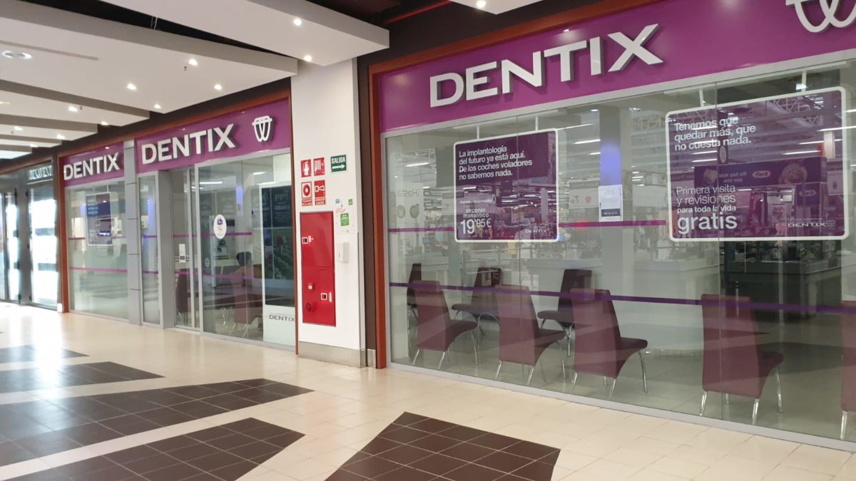 La situación de Dentix, a punto de entrar en concurso, complica la solución para los más de 100.000 consumidores afectados
