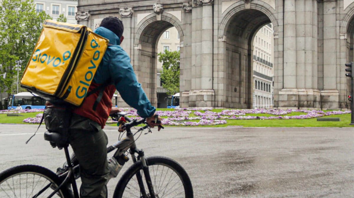 El juzgado de lo Social 4 de Santander sigue al Supremo y declara relación laboral entre Glovo y 85 repartidos de Cantabria
