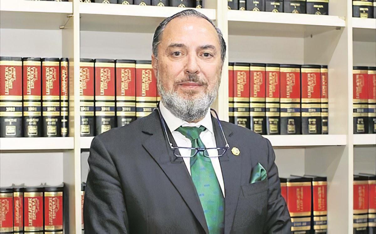 Al decano del Colegio de Abogados de Lucena, Córdoba, le presenta su dimisión, en bloque, el 71 por ciento de su Junta de Gobierno