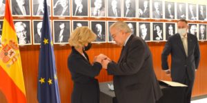 El presidente del Constitucional impone a Rosalina Díaz Valcárcel la Cruz Oficial de la Orden del Mérito Civil