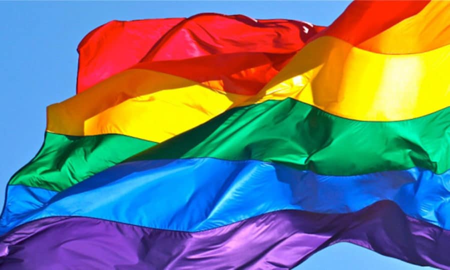 Condenan a la Diputación de Valladolid por colgar la bandera LGTBI en su fachada