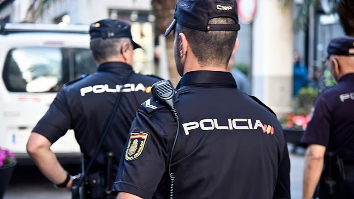 El jefe de personal de la Policía Nacional tendrá que pagar 1.000 euros por cada 15 días que retrase indemnizar por exceso horario a un agente de Las Palmas