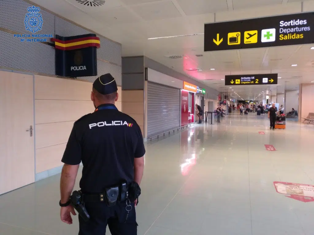 El SUP denuncia que se ha abierto expediente al inspector jefe del aeropuerto de Granada por no identificar a los inmigrantes llegados desde Canarias 