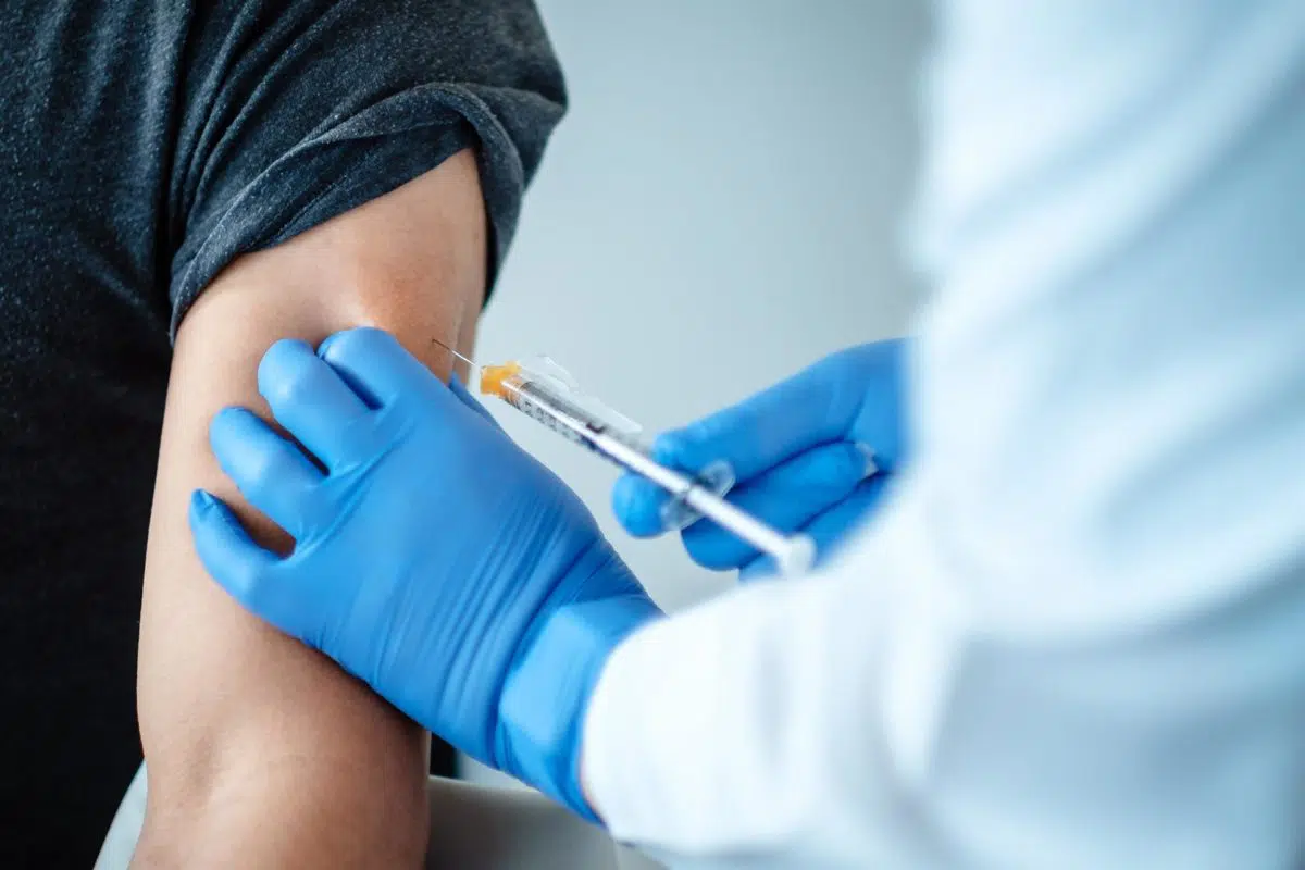 Un joven reclama al Ministerio de Sanidad cerca de un millón de euros por las lesiones que le ha ocasionado la vacuna del Covid