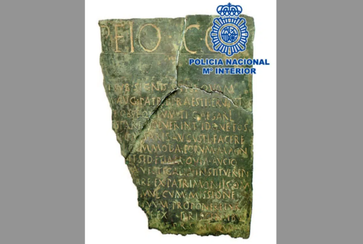 La Policía Nacional recupera un documento jurídico romano realizado en bronce con más de 2.000 años de antigüedad