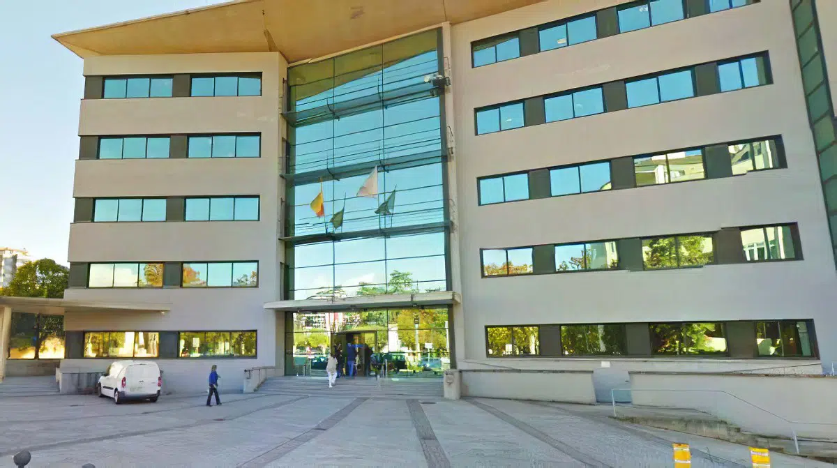 Un juzgado obliga al Ayuntamiento de Lugo a readmitir a la jefa de Personal, a la que cesó en 2020