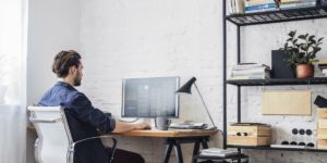 Aseguradoras como Mapfre amplían la cobertura del seguro del hogar al teletrabajo y a las compras online