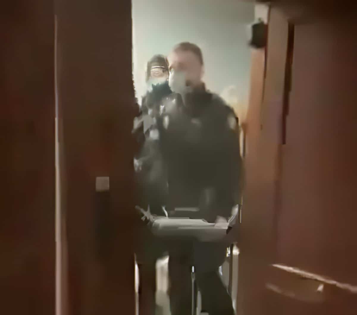 La Policía Nacional, sin orden judicial, tira abajo la puerta de una casa en la que se estaba celebrando una fiesta