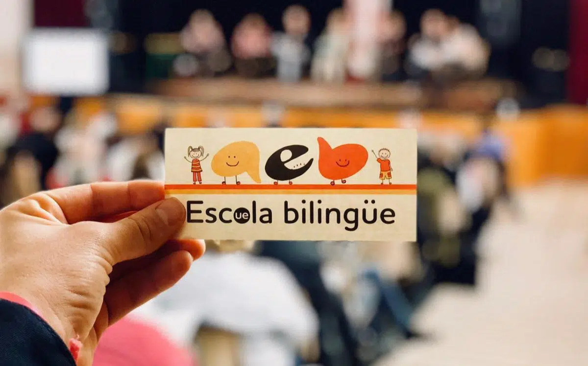 La AEB denuncia que siete de cada diez ayuntamientos catalanes excluyen el castellano de los premios literarios