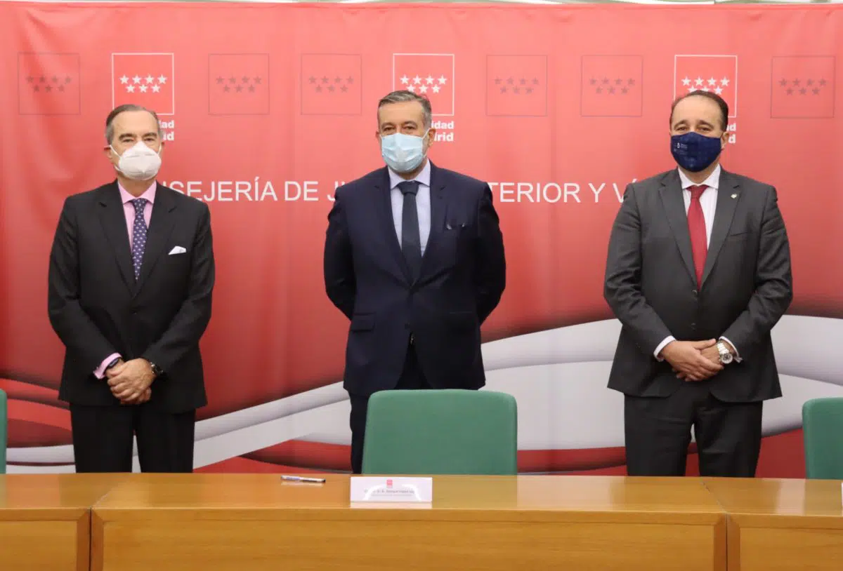 La Comunidad de Madrid y el Consejo de Colegios de abogados regional firman un convenio que garantiza el pago del turno de oficio para 2021