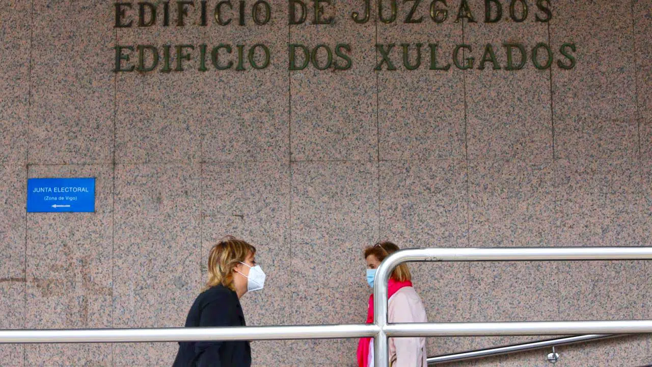 Un juzgado afirma que los ayuntamientos gallegos no han tenido competencia para multar por no llevar mascarilla hasta febrero