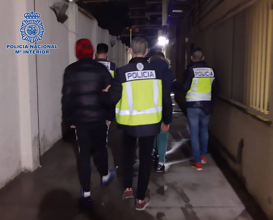 Desarticulada una organización criminal dedicada a la falsificación de tarjetas de residencia a ciudadanos extranjeros