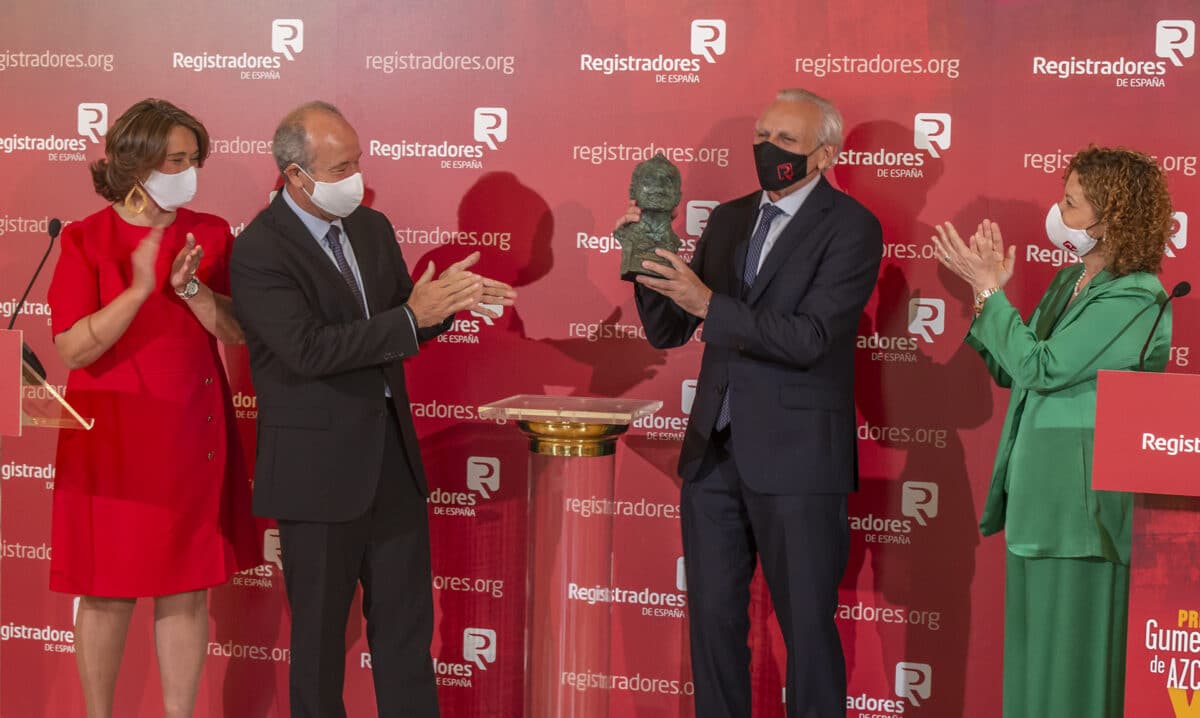 Álex Grijelmo recibe el XI Premio Gumersindo de Azcárate, del Colegio de Registradores