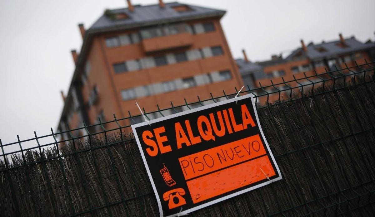 Condenan a cuatro años y nueve meses de cárcel a una mujer que estafó a los interesados en alquilar un piso en A Coruña