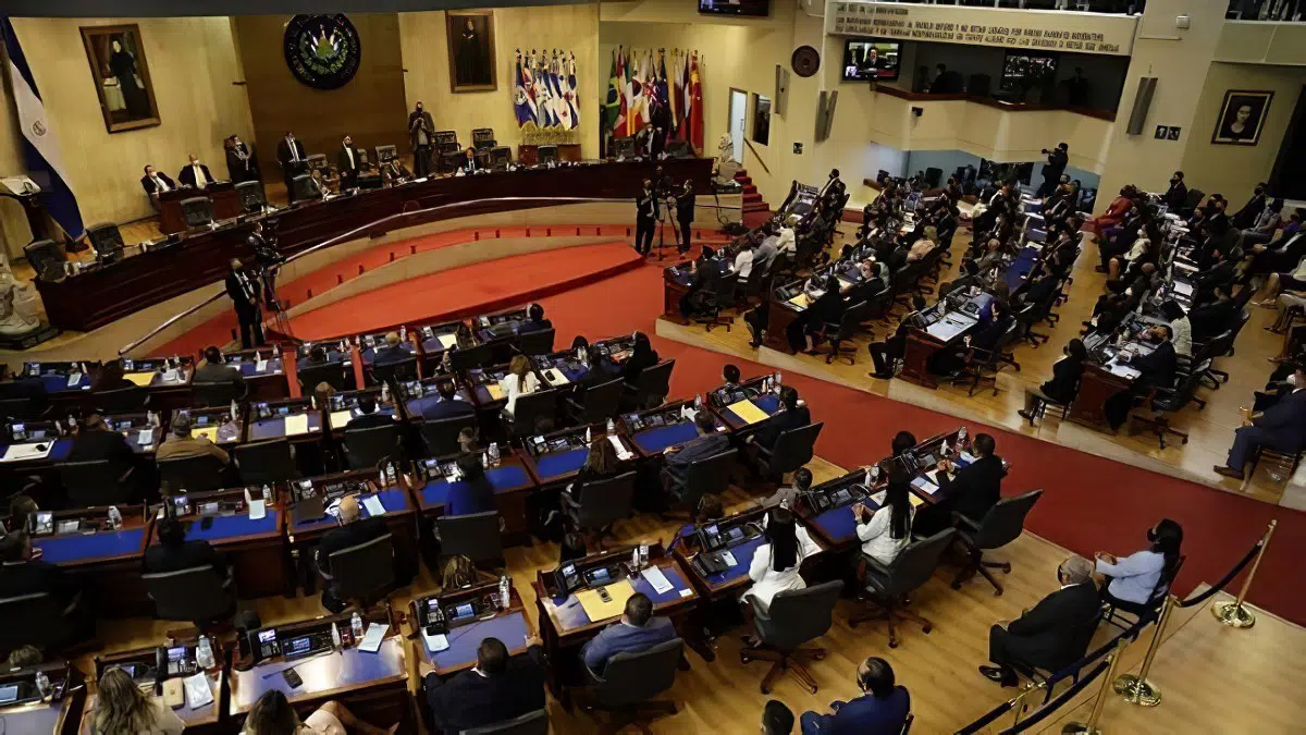El Legislativo salvadoreño borra del mapa la independencia judicial: Destituye al fiscal general y a todos los jueces del Constitucional