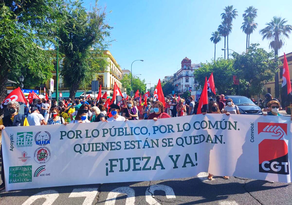 Miles de interinos se manifiestan en Andalucía para reivindicar la fijeza de sus empleos
