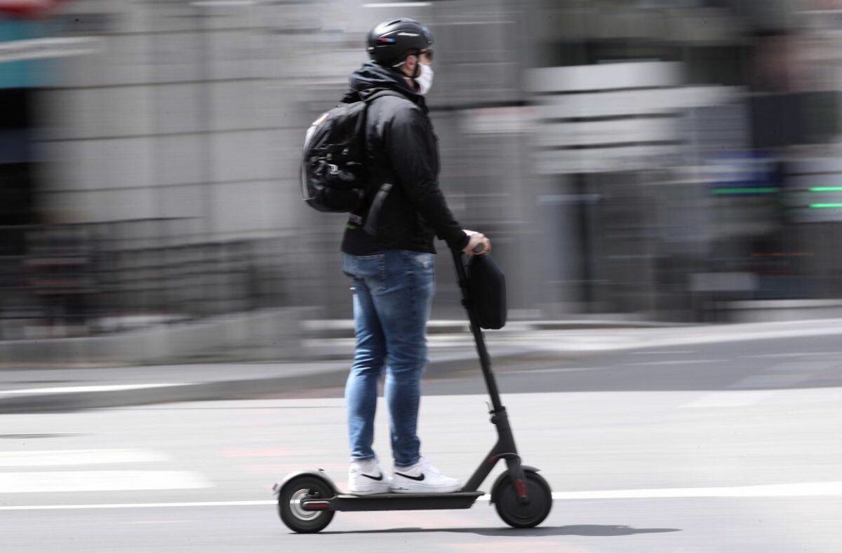 Los patinetes eléctricos que superen los 25 km/h necesitan permiso de  circulación, según el Reglamento General de Vehículos - Confilegal