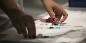 Preparar una demanda por las secuelas de una vacuna, un largo camino de estudio para demostrar el punto de unión
