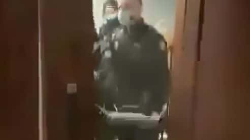 La Audiencia Provincial absuelve a los policías de ‘la patada en la puerta’ al concluir que estaban legitimados