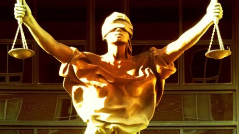 Una mujer pide un abogado de oficio sin tener derecho a él para alargar un proceso judicial, y sale condenada