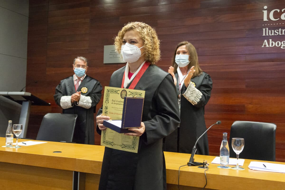 La decana de los registradores, distinguida con la Medalla de Honor de la Real Academia Valenciana de Jurisprudencia y Legislación