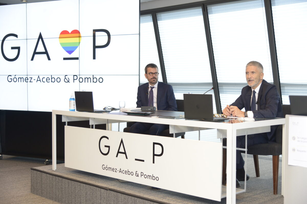 Grande-Marlaska inaugura el foro de Gómez Acebo & Pombo sobre los derechos LGTBI